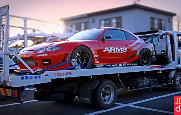Автомобиль Nissan Silvia S15 на эвакуаторе