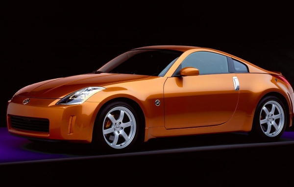 Оранжевый Nissan 350Z на черном фоне