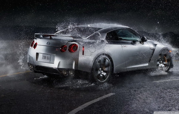 Серебристый Nissan GT-R под дождем