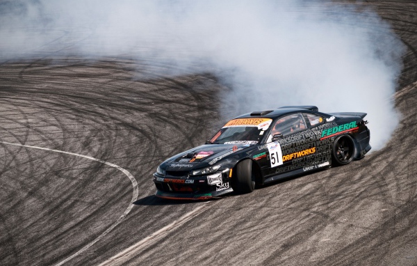 Спортивный Nissan Silvia S15 на гонке