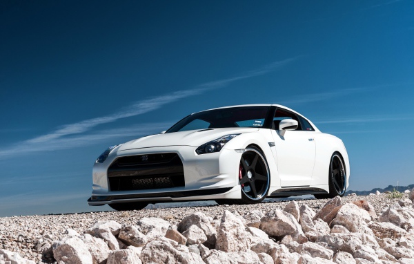 Белый Nissan GT-R на белых камнях