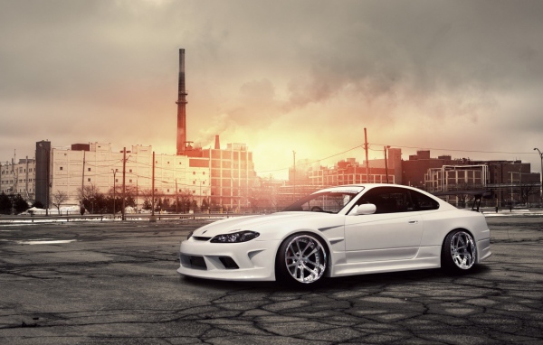 Белый Nissan Silvia S15 на фоне завода