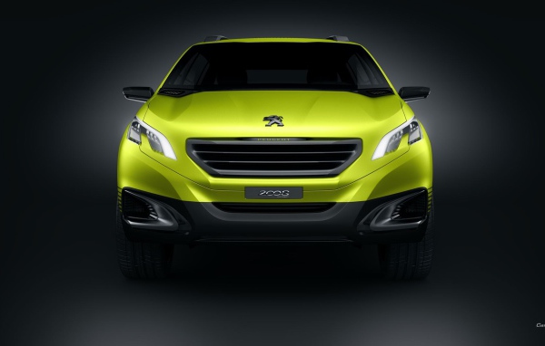 Желтый Peugeot 2008 на сером фоне