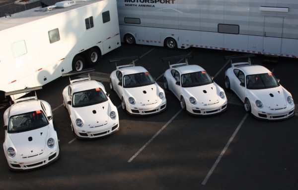 Пять одинаковых белых Porsche