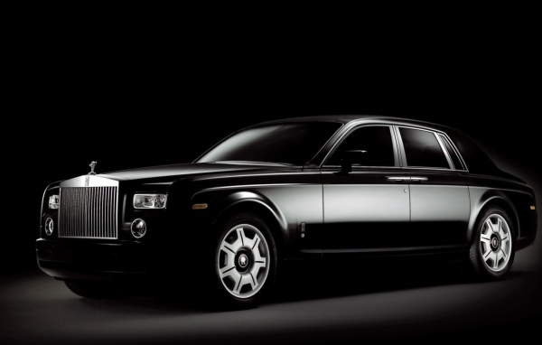 Черный Rolls-Royce Phantom на черном фоне