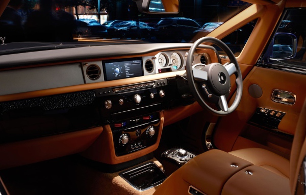 Руль справа в автомобиле Rolls-Royce Phantom