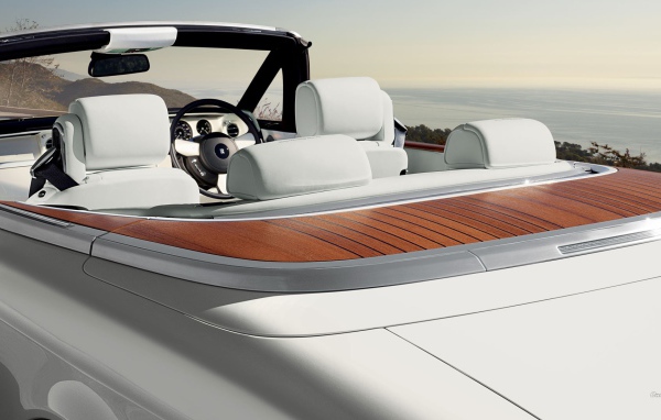 Белый салон кабриолета Rolls-Royce Phantom