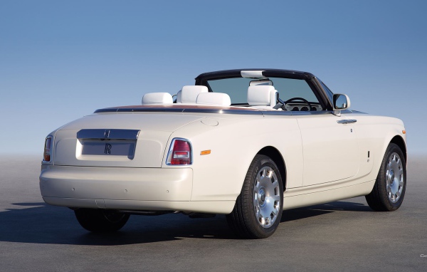 Белый кабриолет Rolls-Royce Phantom