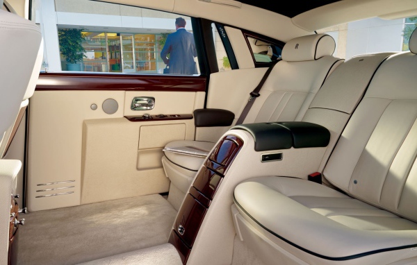 Белый кожаный салон Rolls-Royce Phantom