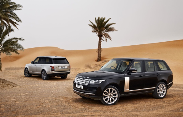 Черный Range Rover в пустыне