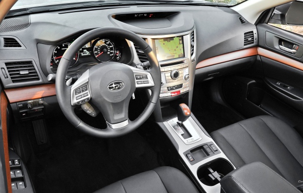 Черный салон авто Subaru Outback