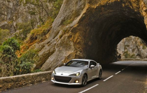 Автомобиль Subaru BRZ у тоннеля