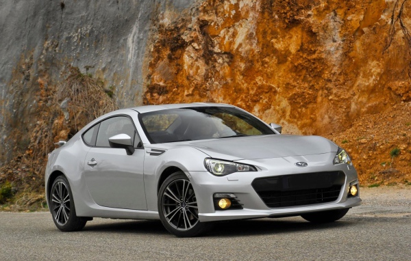 Серая Subaru BRZ у скалы