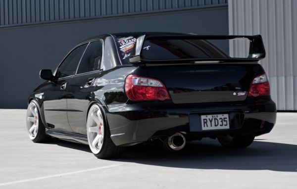 Вид сзади на черную Subaru Impreza WRX STi