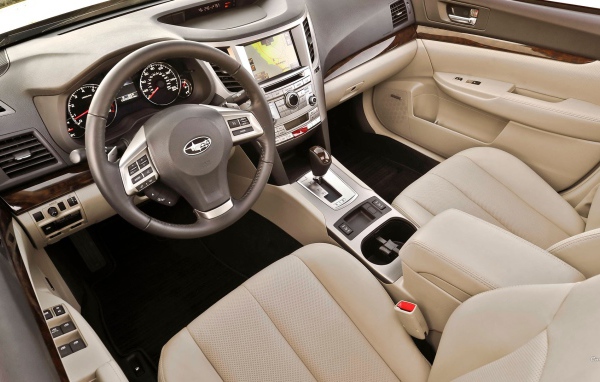 Белый салон Subaru Legacy