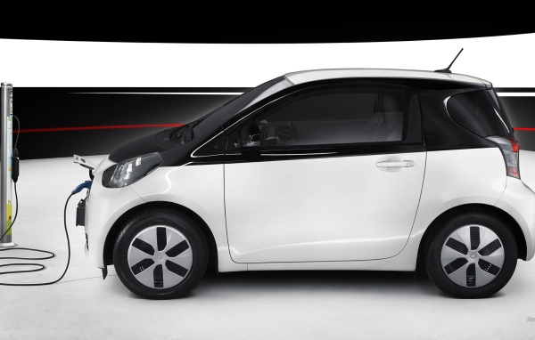 Зарядка электрического авто Toyota IQ