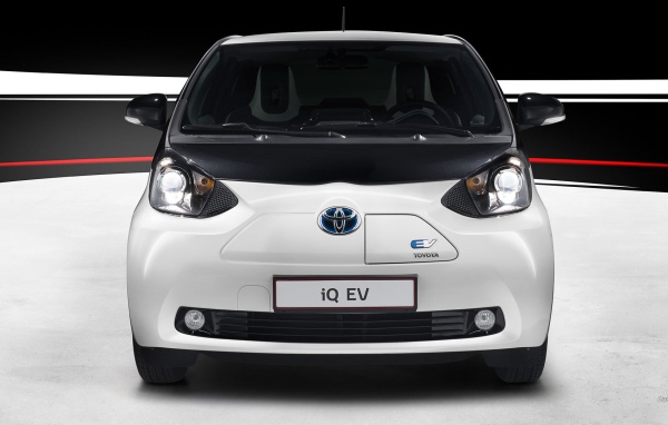 Электро автомобиль Toyota IQ