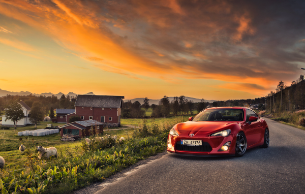 Красная Toyota GT86 на сельском шоссе