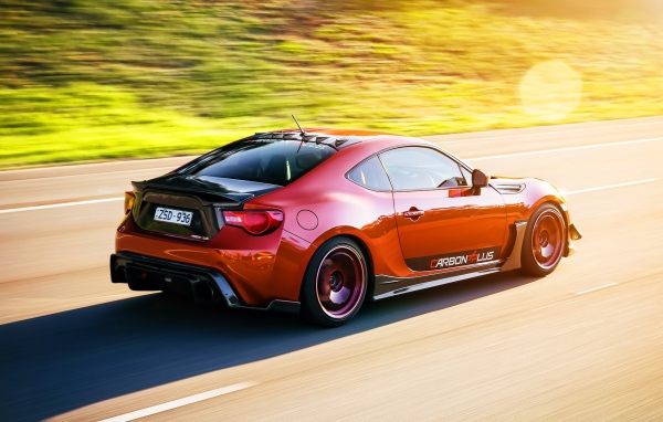 Красная Toyota GT86 на дороге