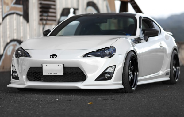 Белый спортивный Toyota GT86