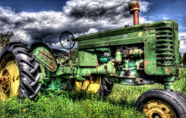 Зеленый трактор в поле