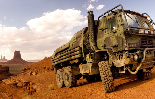 Военный грузовик в пустыне в США