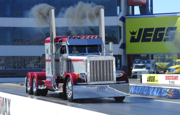 Дым из труб тягача