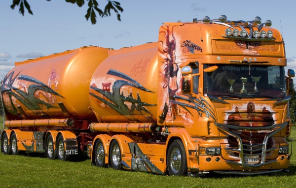 Грузовой автомобиль с цистернами