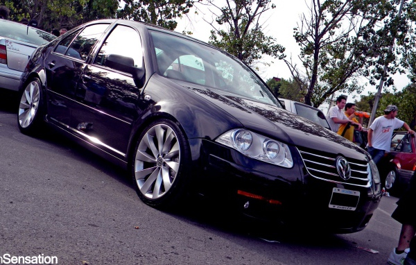 Черный автомобиль Volkswagen Bora