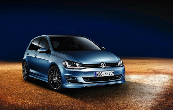 Голубой автомобиль Volkswagen golf 7