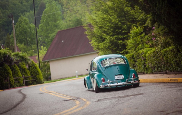 Зеленый Volkswagen Beetle на дороге