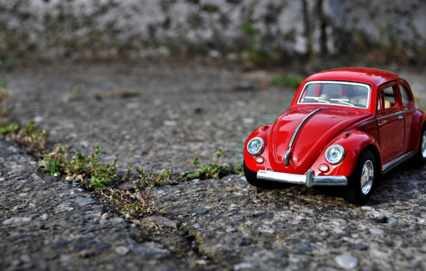 Модель красного автомобиля Volkswagen Beetle
