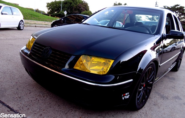 Желтые фары нового Volkswagen Bora