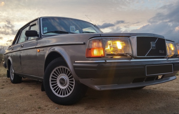Коричневый автомобиль Volvo 240