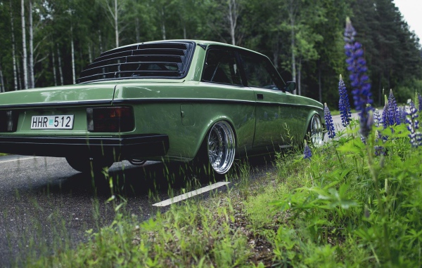 Автомобиль Volvo 240 у обочины