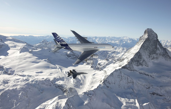 Самолет Airbus A380 над горами