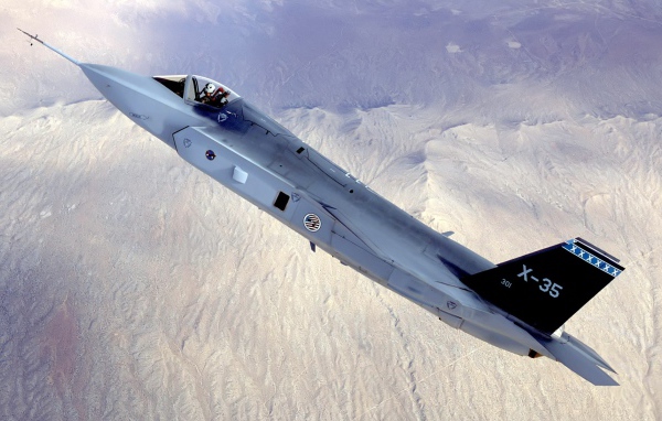 Самолет F-35 Lightning II летит вверх