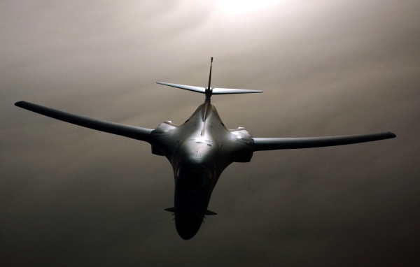 Черный военный самолет Rockwell B-1 Lancer