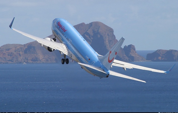 Голубой самолет над заливом