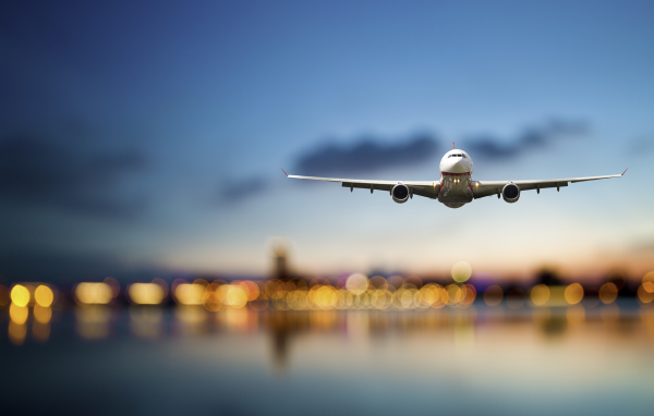 Боинг садится в аэропорту в Японии