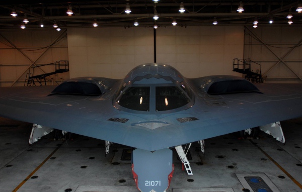 Бомбардировщик B-2 в ангаре