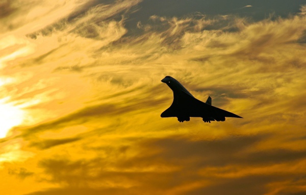 Конкорд на фоне желтых облаков