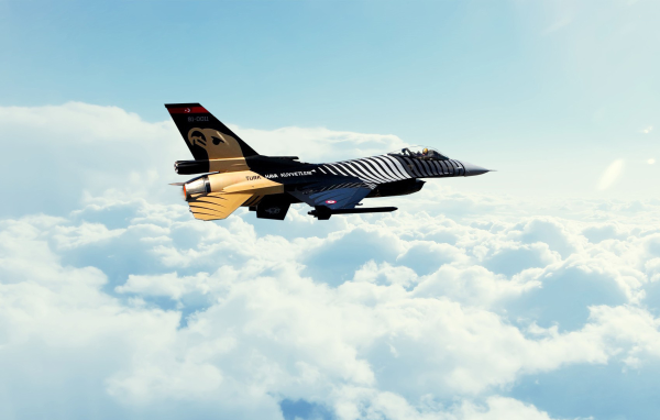 Истребитель F-16 ВВС Турции над облаками