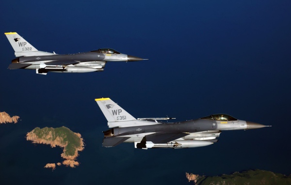 Истребители F-18 Hornet над островами