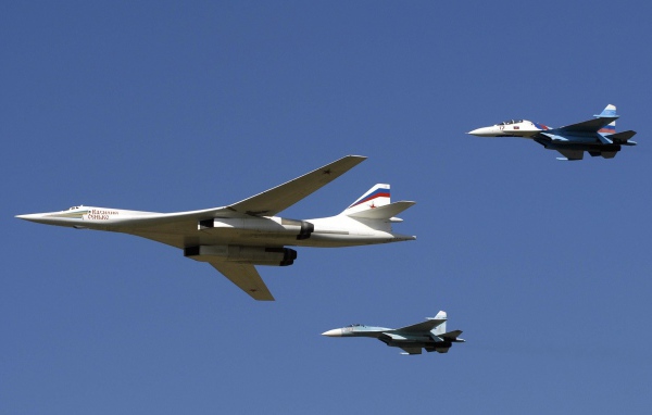 Истребители сопровождают военный самолет ТУ-160