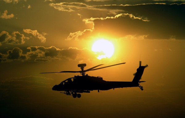 Вертолет AH-64 Apache на фоне солнца