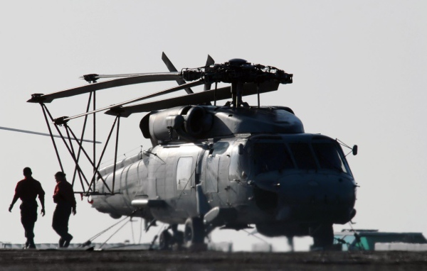 Вертолет со сложенными лопастями