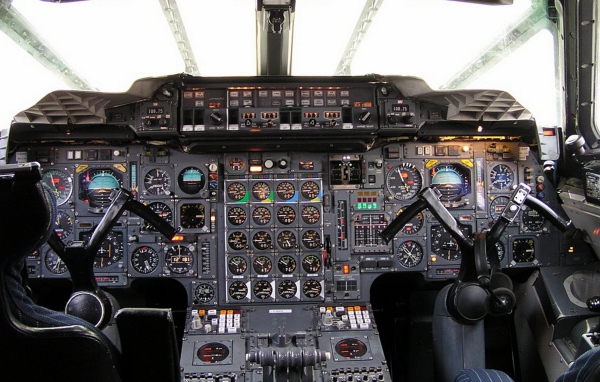 Приборы в кабине современного самолета
