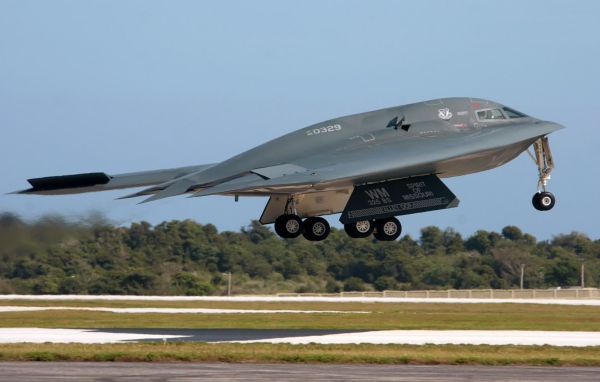 Самолет невидимка B-2 Spirit на взлете