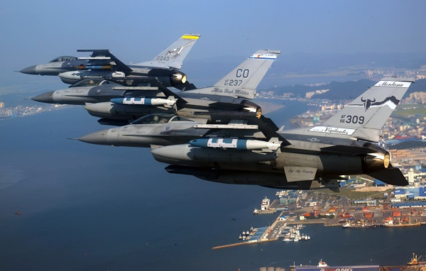 Звено F-15 Eagle выполняет синхронный поворот